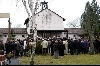 Besucher auf dem Friedhof
