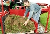 Philipp Geng beim stapeln des Rollrasens