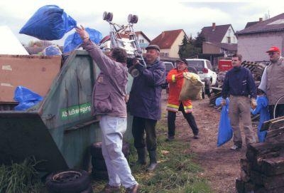 Schnell konnte der Container im Bauhof gefllt werden