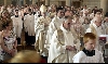 Weihbischof Klug im Gesprch mit Gottesdienstbesuchern