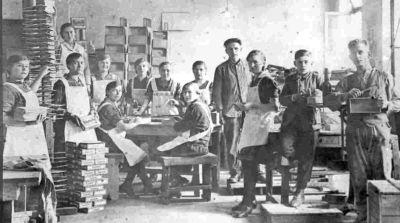 Blick in das Innere der Tabakfabrik im Jahr 1931. 