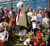 Ein Storch darf beim Sommertagsumzug nicht fehlen