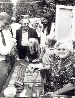 Zigarrenmacherin beim Stand der Freunde Reilinger Geschichte