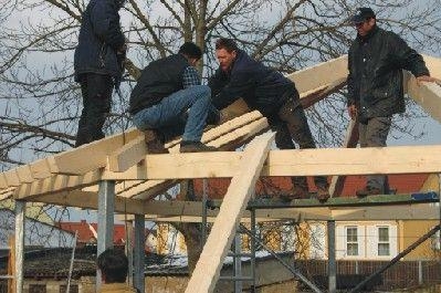 Die Helfer beim Errichten der Dachkonstruktion
