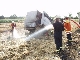 Strohbindermaschine setzt abgeerntetes Feld in Brand