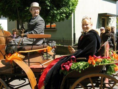 Die Prinzessin des Karnevalvereins auf der Kutsche