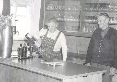 Die Geschwister Anna und Wilhelm Adolf 1978 an der Theke