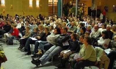 Die Schulaula war bis auf den letzten Platz besetzt