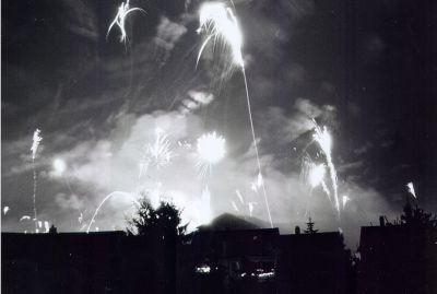 Raketen lassen verregneten Silvester-Himmel leuchten