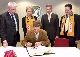 Ministerprsident Oettinger trgt sich ins Goldene Buch ein