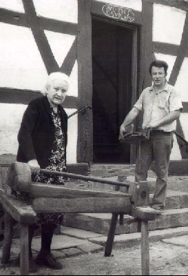 Frau Zahn bergibt die Flachsbreche fr das Heimatmuseum. 