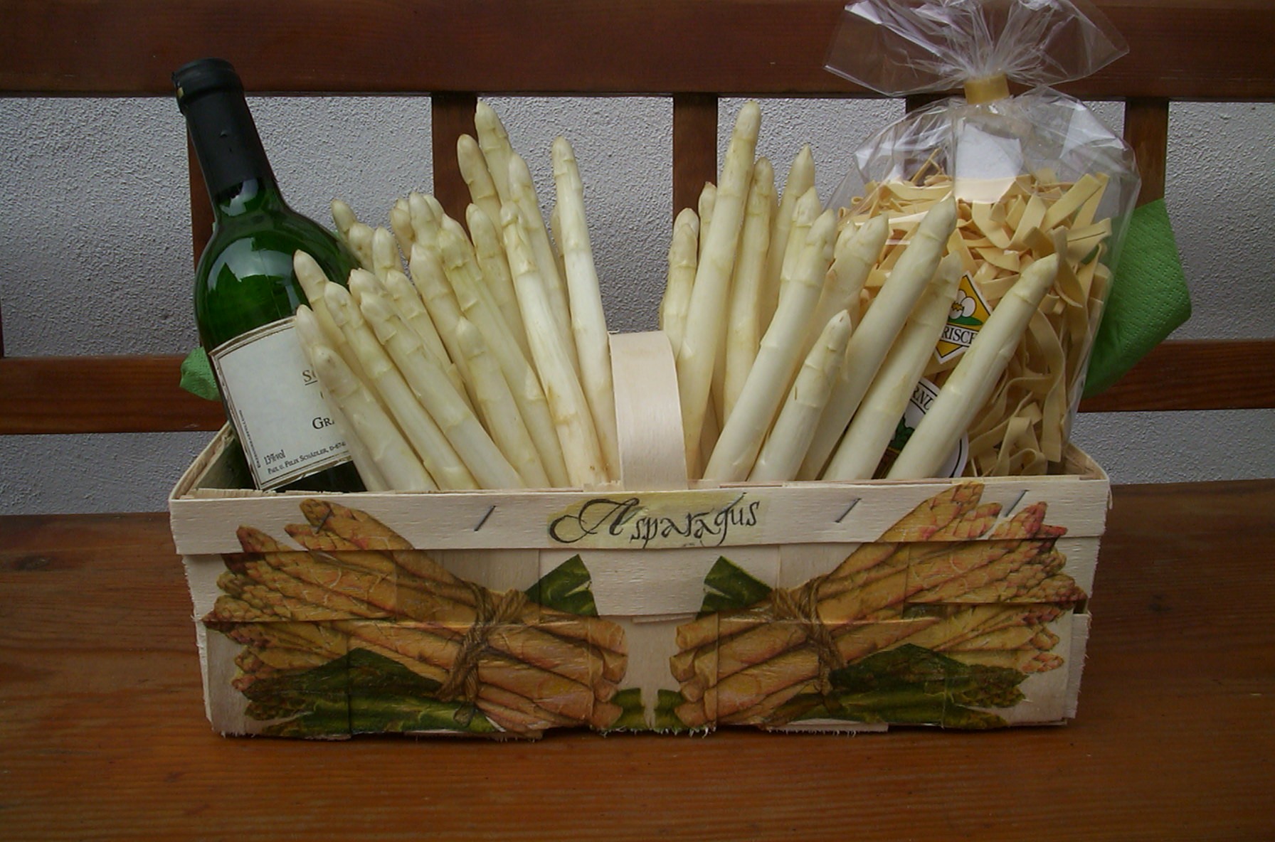 ein schönes Präsent: Spargelkorb mit Spargel und Wein