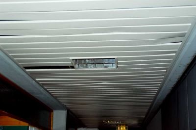 Beschädigte Alu-Paneeldecken in den Fritz-Mannherz-Hallen müssen ersetzt werden