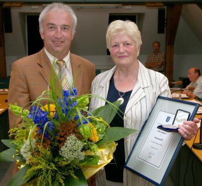 Käte Baumann erhält die Bürgermedaille der Gemeinde Reilingen